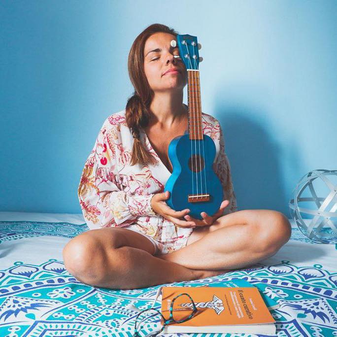 Sabrina Cuccu con ukulele blu